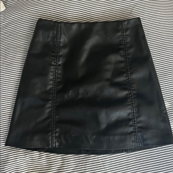 H&M Black Faux Leather Mini Skirt - Picture 1 of 4